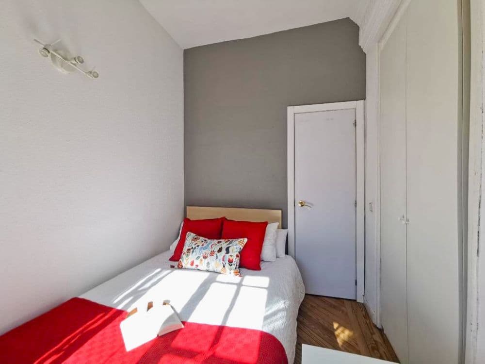 Private room in Madrid photo 2