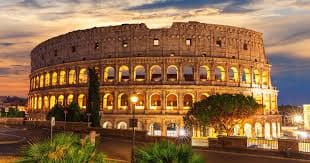 Studente Erasmus a Roma davanti al Colosseo, cerca alloggio vicino all'università