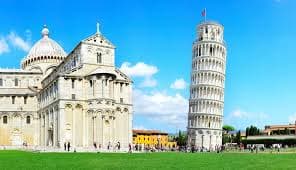 Studente Erasmus alla ricerca di alloggio a Pisa, con la Torre Pendente sullo sfondo e piazza dei Miracoli